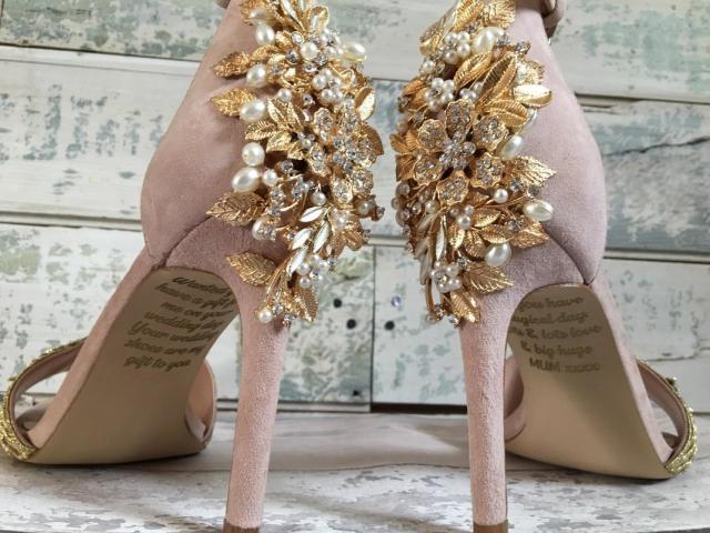 Λίγο πριν πεθάνει, άφησε συγκινητικές ευχές στις νυφικές γόβες της κόρης της Λίγο πριν πεθάνει, άφησε συγκινητικές ευχές στις νυφικές γόβες της κόρης της