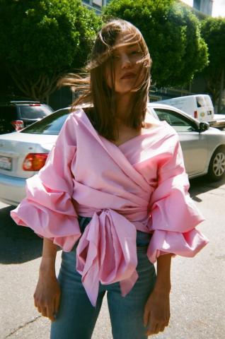 The Puff Sleeves Trend: 4 τρικς για να μην φορέσεις λάθος αυτές τις μπλούζες