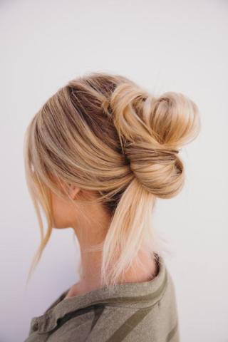 Office Hairstyles: Να πώς μπορείς να χτενίσεις τα μαλλιά σου για το γραφείο μέσα σε 5 λεπτά