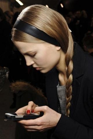 Office Hairstyles: Να πώς μπορείς να χτενίσεις τα μαλλιά σου για το γραφείο μέσα σε 5 λεπτά