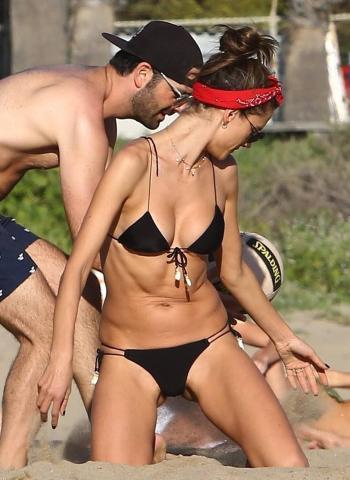 Η Alessandra Ambrosio φέρνει το καλοκαιράκι νωρίς νωρίς