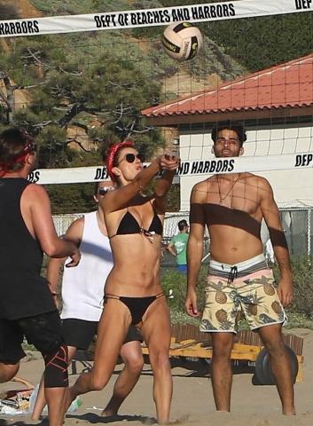 Η Alessandra Ambrosio φέρνει το καλοκαιράκι νωρίς νωρίς