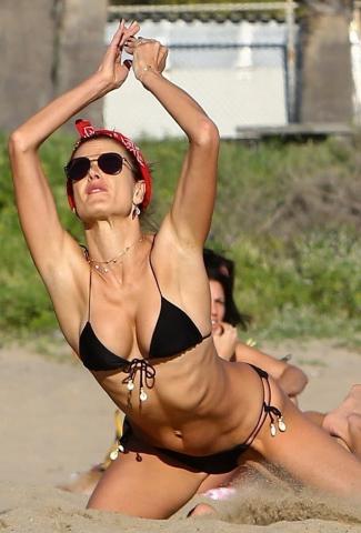 Η Alessandra Ambrosio φέρνει το καλοκαιράκι νωρίς νωρίς