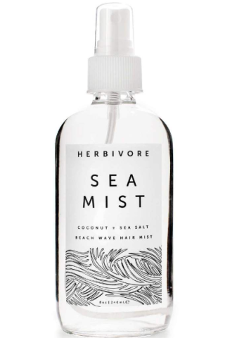 Βρήκαμε τα 9 πιο ωραία salt sprays για να αποκτήσεις look παραλίας μέσα στον Μάρτιο