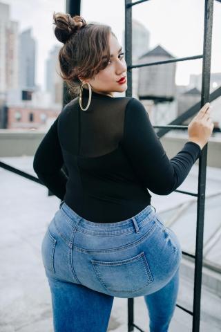 Η σωσίας της Meghan Markle είναι plus size model και προκαλεί σύγχυση Η σωσίας της Meghan Markle είναι plus size model και προκαλεί σύγχυση