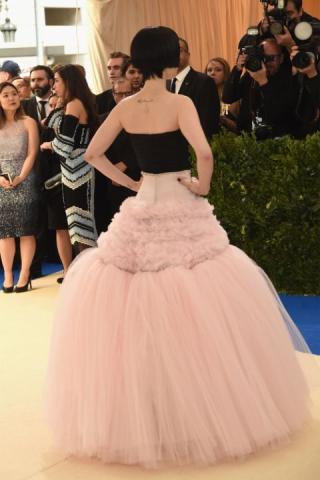 Τα εντυπωσιακά φορέματα από το Met Gala από πίσω