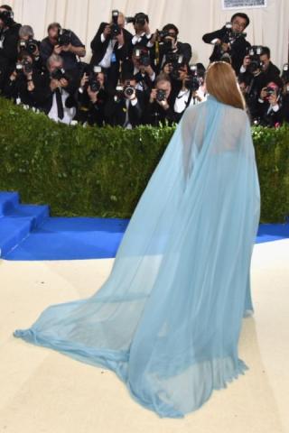 Τα εντυπωσιακά φορέματα από το Met Gala από πίσω