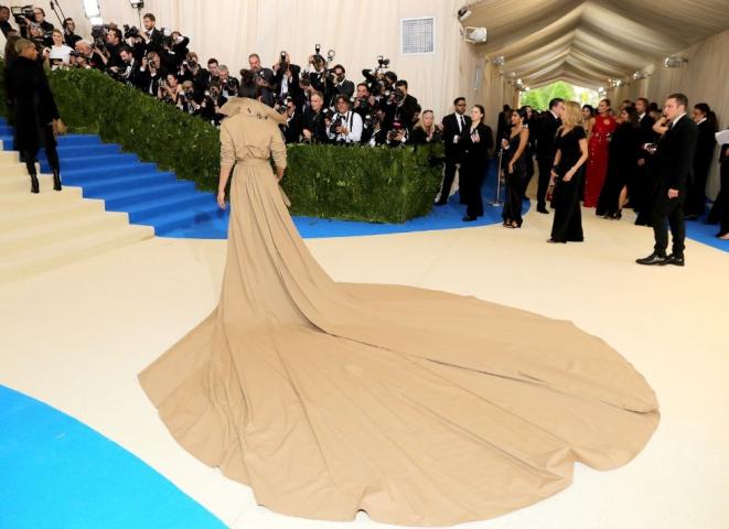 Τα εντυπωσιακά φορέματα από το Met Gala από πίσω