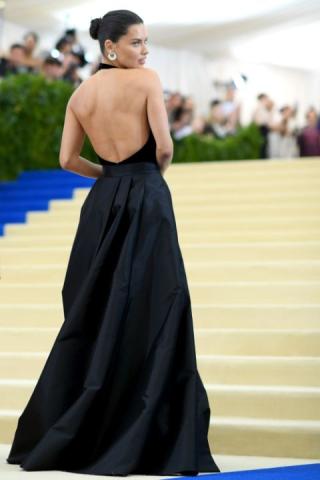 Τα εντυπωσιακά φορέματα από το Met Gala από πίσω