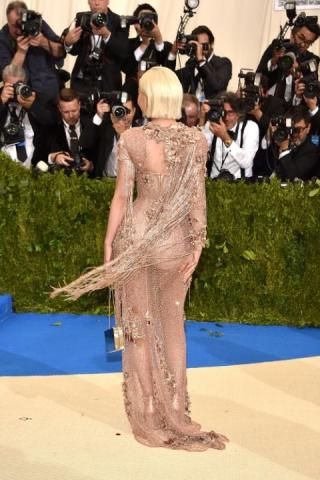 Τα εντυπωσιακά φορέματα από το Met Gala από πίσω