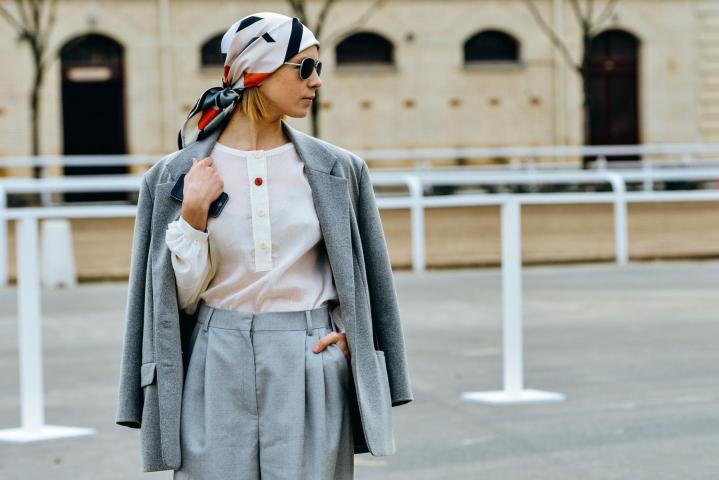 20 διαφορετικοί τρόποι για να φορέσεις το ανοιξιάτικο φουλάρι σου 20 διαφορετικοί τρόποι για να φορέσεις το ανοιξιάτικο φουλάρι σου