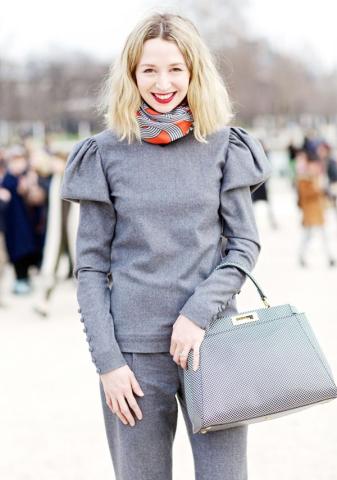 20 διαφορετικοί τρόποι για να φορέσεις το ανοιξιάτικο φουλάρι σου 20 διαφορετικοί τρόποι για να φορέσεις το ανοιξιάτικο φουλάρι σου