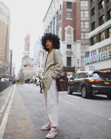 Ugly Sandals: Τα παπούτσια της άνοιξης που φοράνε οι πιο στιλάτες γυναίκες στην Ευρώπη Ugly Sandals: Τα παπούτσια της άνοιξης που φοράνε οι πιο στιλάτες γυναίκες στην Ευρώπη