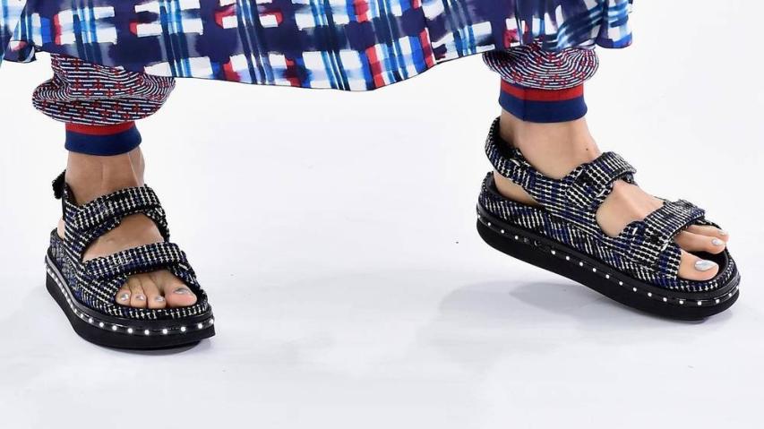 Ugly Sandals: Τα παπούτσια της άνοιξης που φοράνε οι πιο στιλάτες γυναίκες στην Ευρώπη Ugly Sandals: Τα παπούτσια της άνοιξης που φοράνε οι πιο στιλάτες γυναίκες στην Ευρώπη