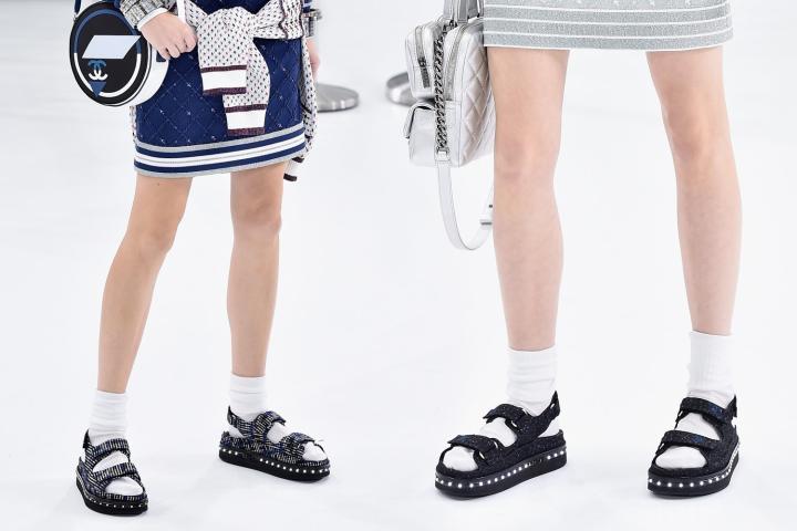 Ugly Sandals: Τα παπούτσια της άνοιξης που φοράνε οι πιο στιλάτες γυναίκες στην Ευρώπη Ugly Sandals: Τα παπούτσια της άνοιξης που φοράνε οι πιο στιλάτες γυναίκες στην Ευρώπη