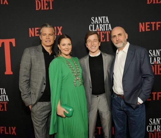 Drew Barrymore: Φορώντας ένα λιτό μα ξεχωριστό ρούχο