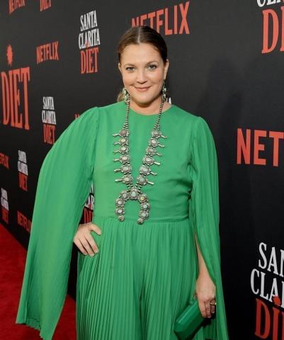 Drew Barrymore: Φορώντας ένα λιτό μα ξεχωριστό ρούχο