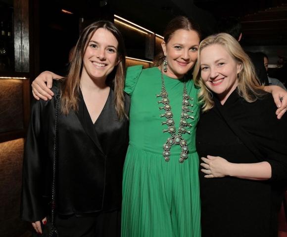 Drew Barrymore: Φορώντας ένα λιτό μα ξεχωριστό ρούχο