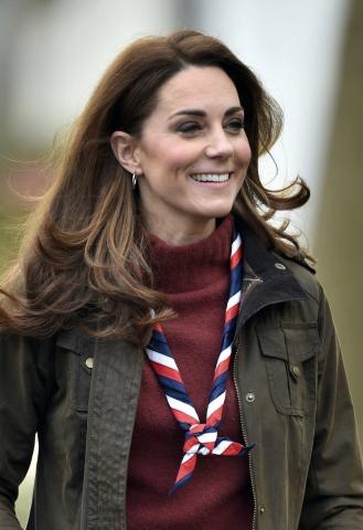 Η Kate Middleton με casual εμφάνιση γίνεται προσκοπίνα