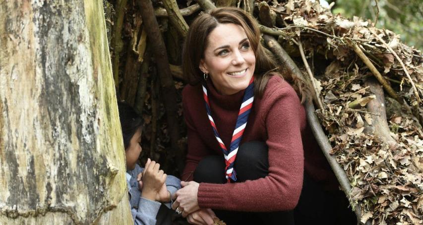 Η Kate Middleton με casual εμφάνιση γίνεται προσκοπίνα
