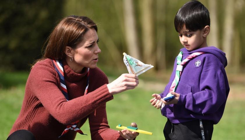 Η Kate Middleton με casual εμφάνιση γίνεται προσκοπίνα