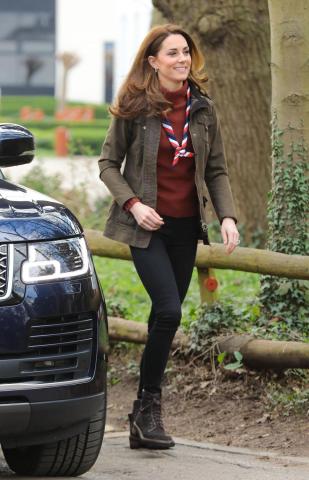Η Kate Middleton με casual εμφάνιση γίνεται προσκοπίνα