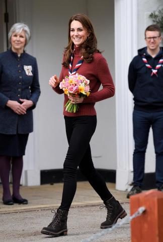 Η Kate Middleton με casual εμφάνιση γίνεται προσκοπίνα