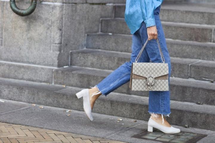 Grandma heels: 5 τρόποι να φορέσεις τα παπούτσια...της γιαγιάς και να εντυπωσιάσεις