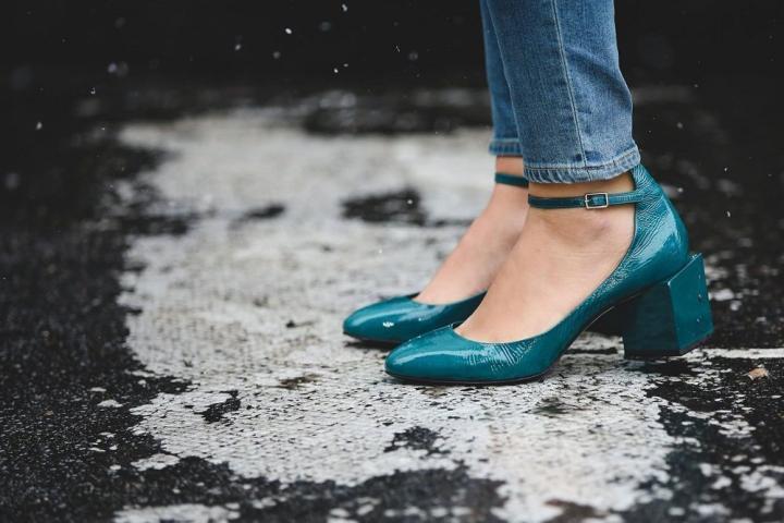 Grandma heels: 5 τρόποι να φορέσεις τα παπούτσια...της γιαγιάς και να εντυπωσιάσεις