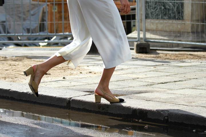 Grandma heels: 5 τρόποι να φορέσεις τα παπούτσια...της γιαγιάς και να εντυπωσιάσεις