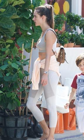 Η Alessandra Ambrosio για ψώνια με τις παντόφλες μαζί με τον γιο της Noah