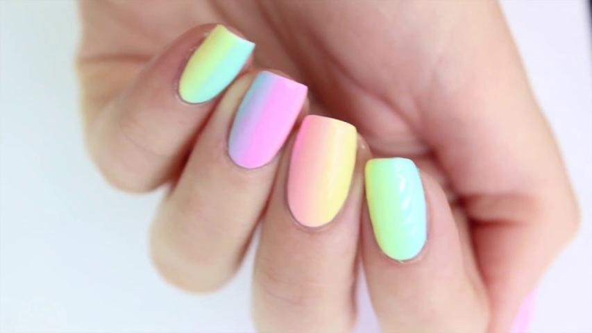 Gradient Nails: Το μανικιούρ που μπορείς να κάνεις μόνη σου και αποτελεί την πιο hot τάση