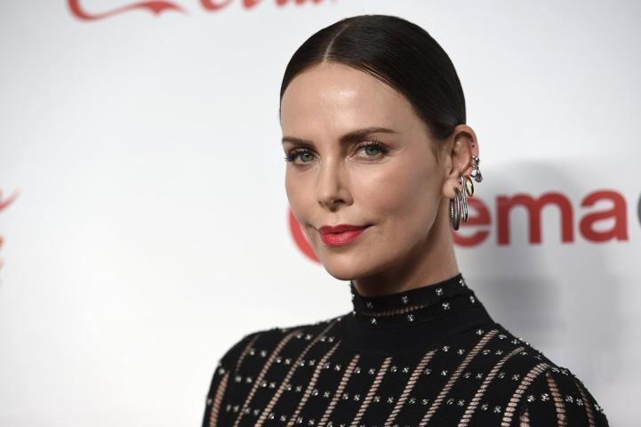 Η Charlize Theron σε ροκ διάθεση με Alexander McQueen