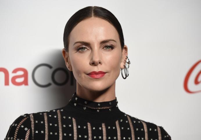 Η Charlize Theron σε ροκ διάθεση με Alexander McQueen