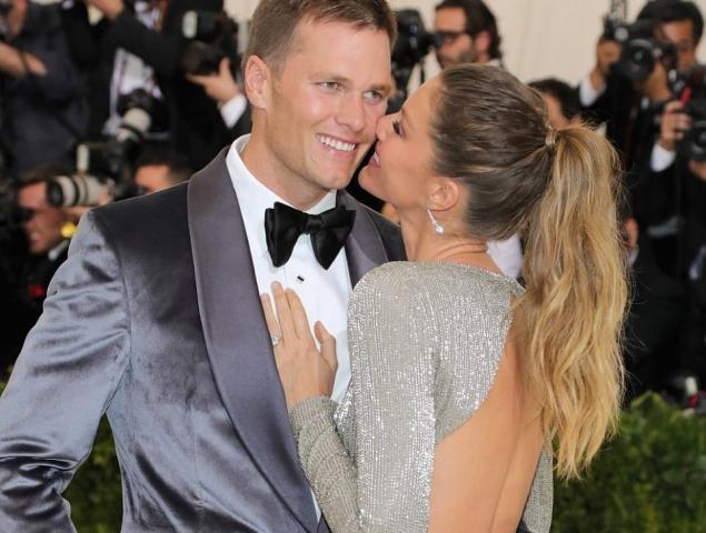 Η Gisele βρήκε ευκαιρία για καυτά φιλιά με τον σύζυγό της στο κόκκινο χαλί