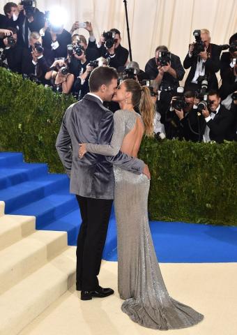 Η Gisele βρήκε ευκαιρία για καυτά φιλιά με τον σύζυγό της στο κόκκινο χαλί