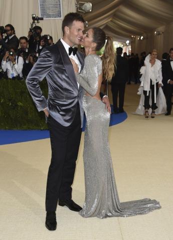 Η Gisele βρήκε ευκαιρία για καυτά φιλιά με τον σύζυγό της στο κόκκινο χαλί