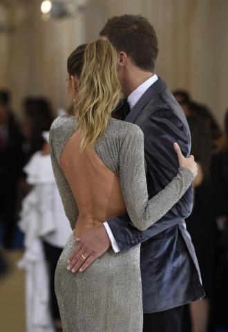 Η Gisele βρήκε ευκαιρία για καυτά φιλιά με τον σύζυγό της στο κόκκινο χαλί