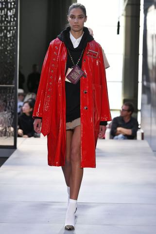 Επιτέλους! Έγινε τάση η τσάντα που θα λατρέψουν όλες οι γυναίκες Επιτέλους! Έγινε τάση η τσάντα που θα λατρέψουν όλες οι γυναίκες