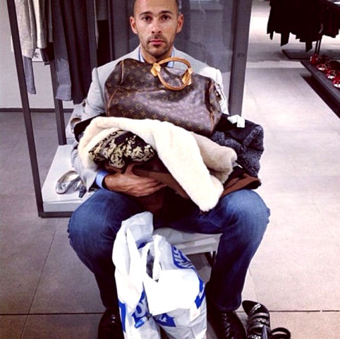 15 ξεκαρδιστικές εικόνες που αποδεικνύουν πώς βιώνει ένας άντρας τα ψώνια της αγαπημένης του