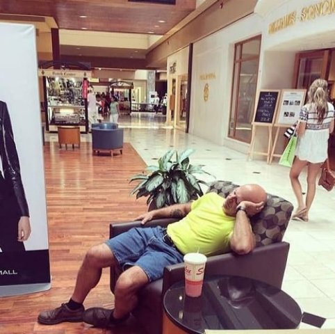 15 ξεκαρδιστικές εικόνες που αποδεικνύουν πώς βιώνει ένας άντρας τα ψώνια της αγαπημένης του