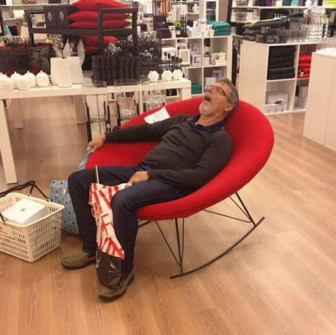 15 ξεκαρδιστικές εικόνες που αποδεικνύουν πώς βιώνει ένας άντρας τα ψώνια της αγαπημένης του