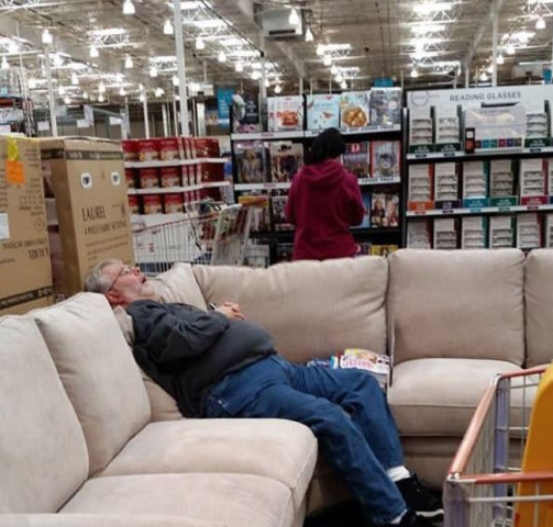 15 ξεκαρδιστικές εικόνες που αποδεικνύουν πώς βιώνει ένας άντρας τα ψώνια της αγαπημένης του