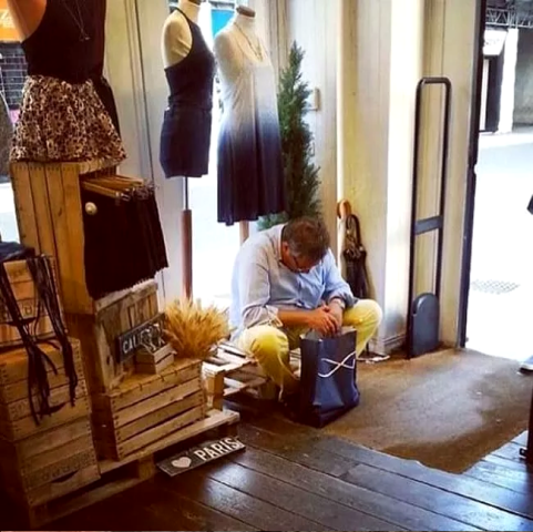 15 ξεκαρδιστικές εικόνες που αποδεικνύουν πώς βιώνει ένας άντρας τα ψώνια της αγαπημένης του