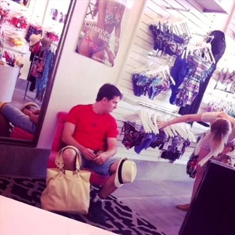 15 ξεκαρδιστικές εικόνες που αποδεικνύουν πώς βιώνει ένας άντρας τα ψώνια της αγαπημένης του