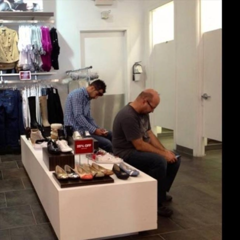 15 ξεκαρδιστικές εικόνες που αποδεικνύουν πώς βιώνει ένας άντρας τα ψώνια της αγαπημένης του