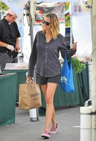 Η Julia Roberts είναι μια από εμάς – Με σορτς ψωνίζει σε υπαίθρια αγορά