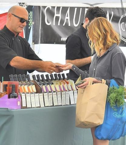 Η Julia Roberts είναι μια από εμάς – Με σορτς ψωνίζει σε υπαίθρια αγορά