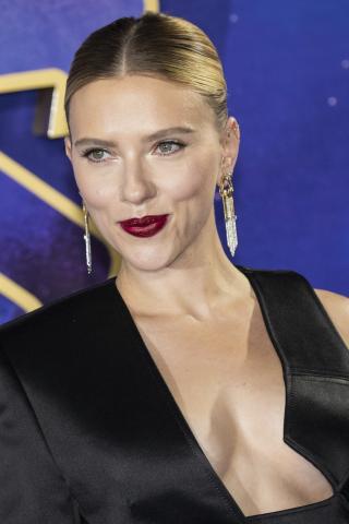 Όταν η Scarlett Johansson έδωσε νέο ορισμό στην έννοια «σικάτο ανδρόγυνό look»