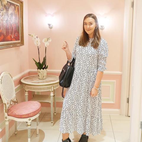 To φόρεμα των Zara που κοστίζει μόνο 40 ευρώ και έχει κατακλύσει το ίντερνετ